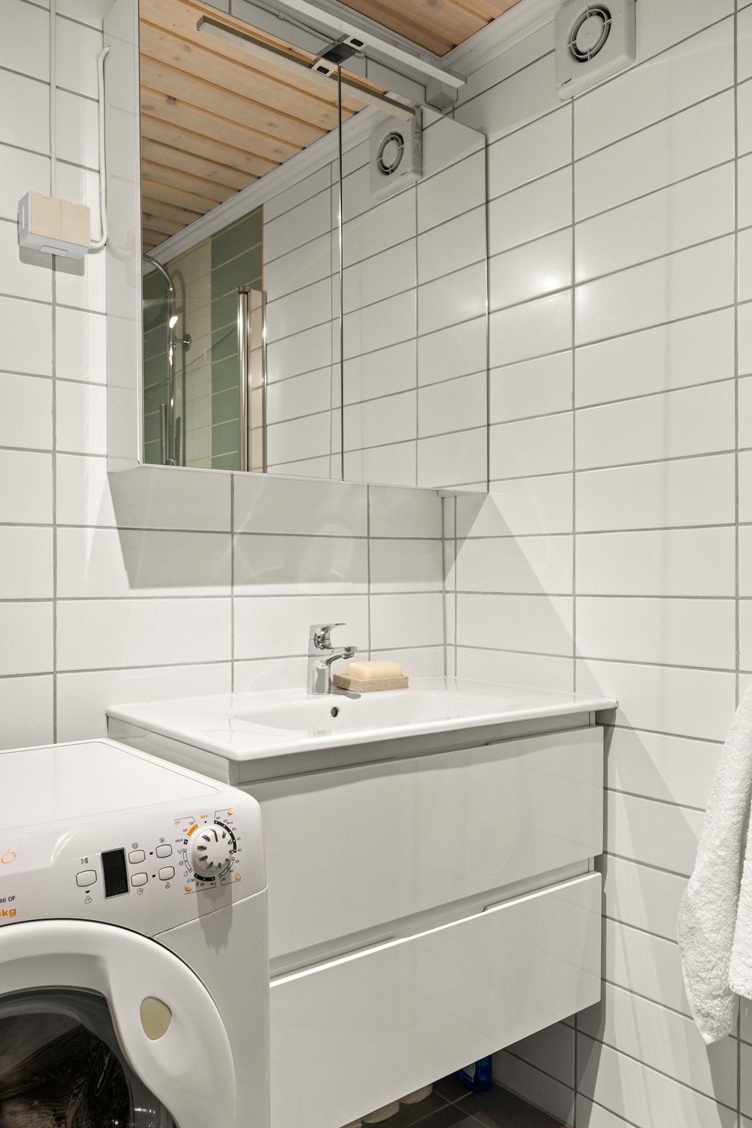 Servant på skap med hvite glatte skuffer og speilskap på vegg Galleribilde