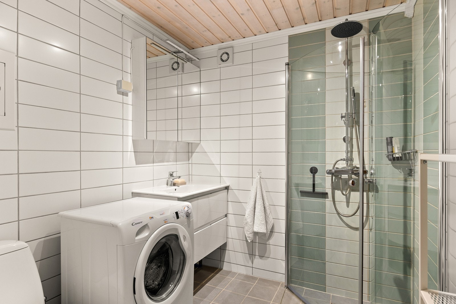 Flislagt bad med opplegg for vaskemaskin Galleribilde