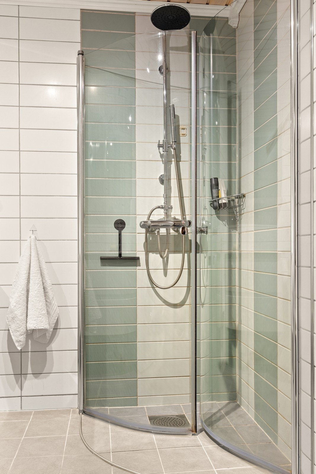 Dusjhjørne med buede glass dører Galleribilde