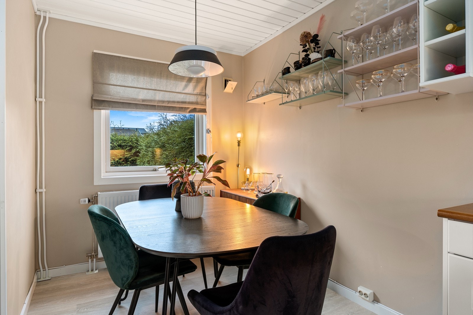 Det er god plass til spisebord vis a vis kjøkkenet Galleribilde