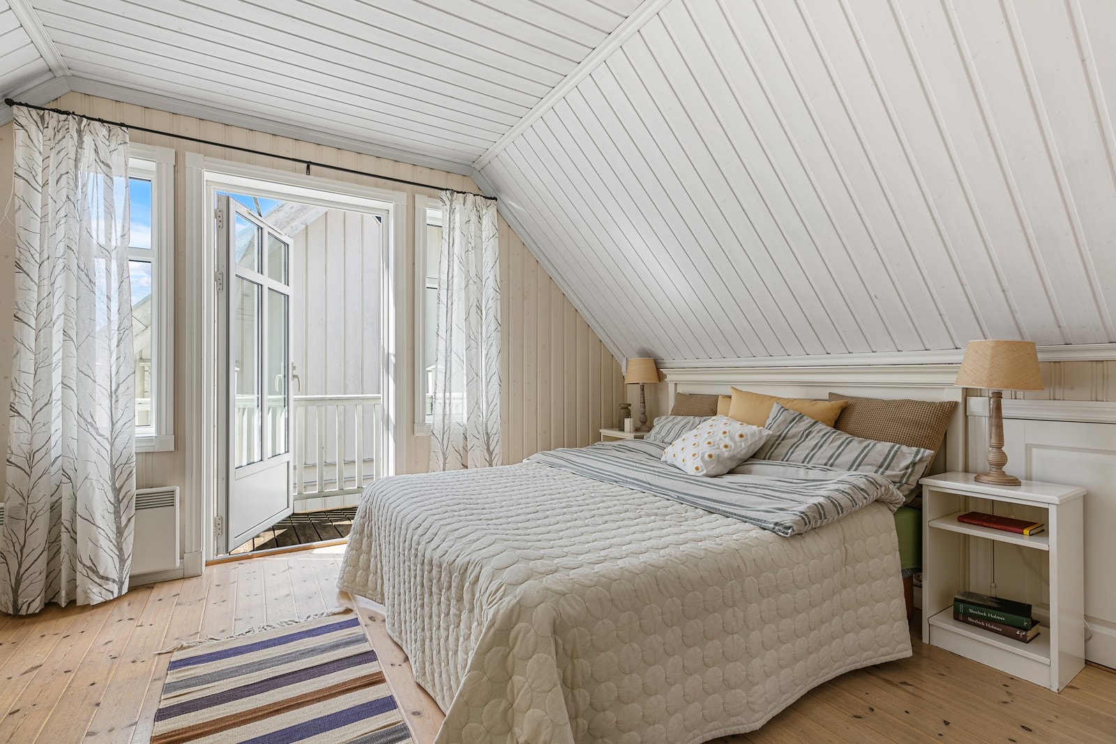 Romslig hovedsoverom i 2.etasje med utgang til privat balkong på 3 kvm hvor en kan nyte morgenkaffen og utsikten. Galleribilde