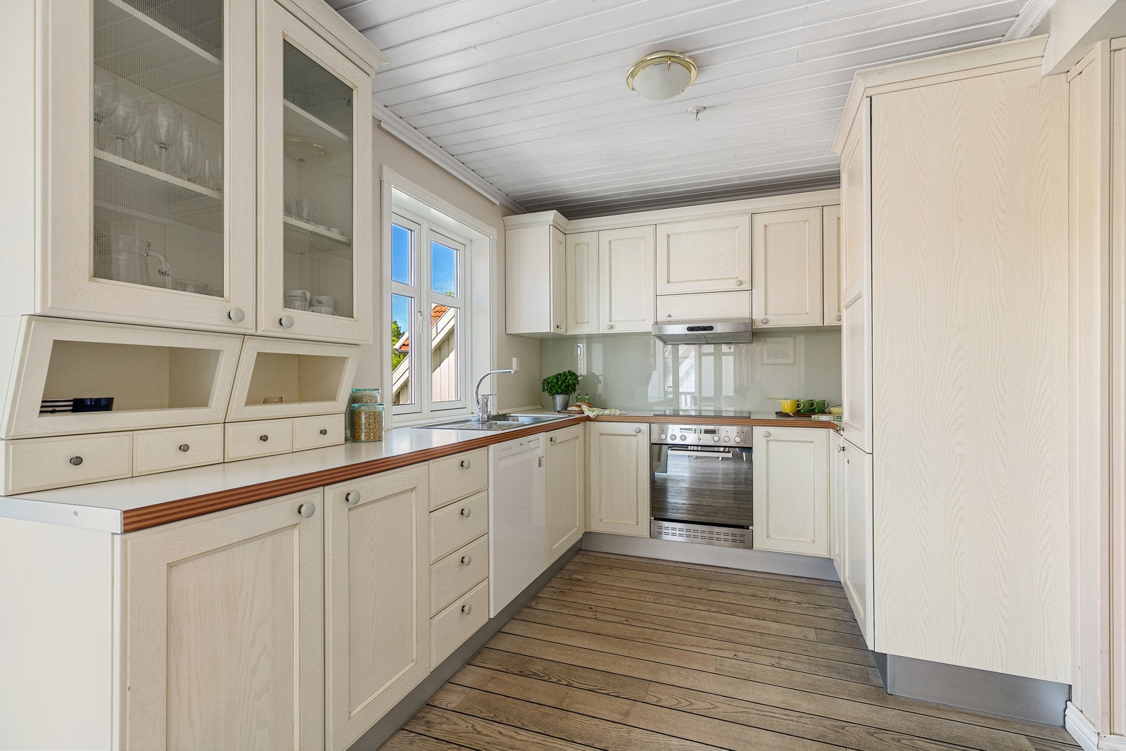 Her har du plass til alt du trenger på hytten. Galleribilde