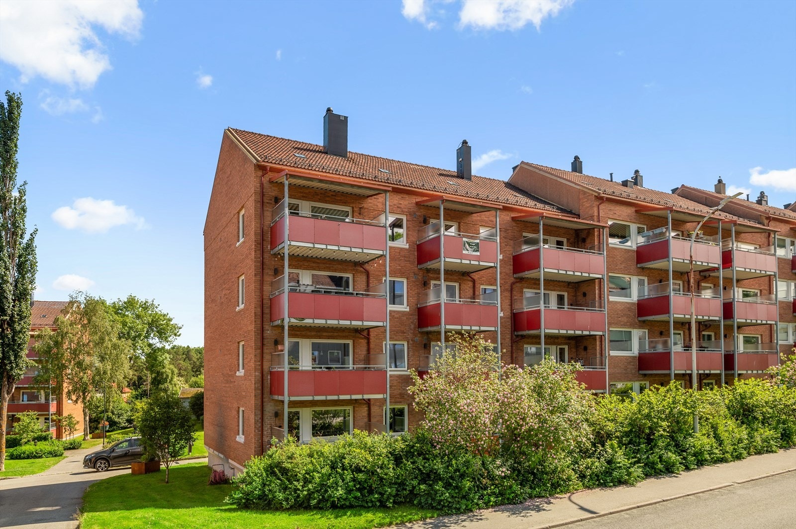 Lade har volleyball-, fotball-, amerikansk fotball- og basketballbaner. Et populært område for store og små. Galleribilde