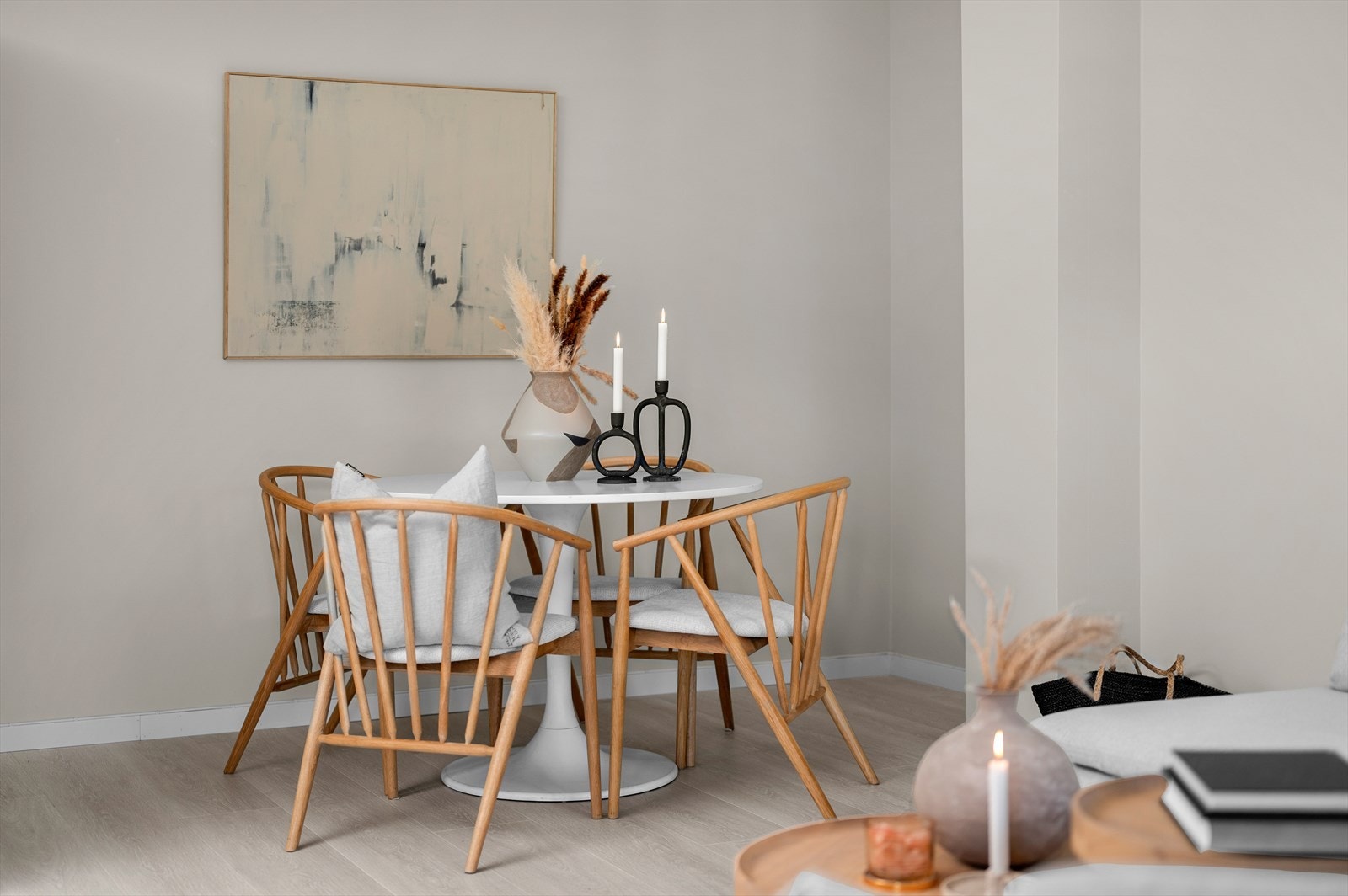 Leiligheten består av stue og kjøkken i åpen løsning, balkong, soverom, baderom, entré og bod i kjeller. Videre har borettslaget et svært godt parkeringstilbud. Galleribilde