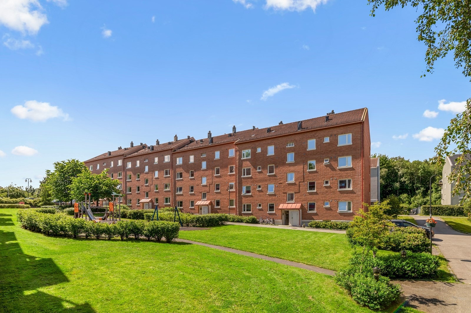 Det er kort vei til dagligvare, shopping, kollektivtransport, fjorden og Ladestien. Galleribilde