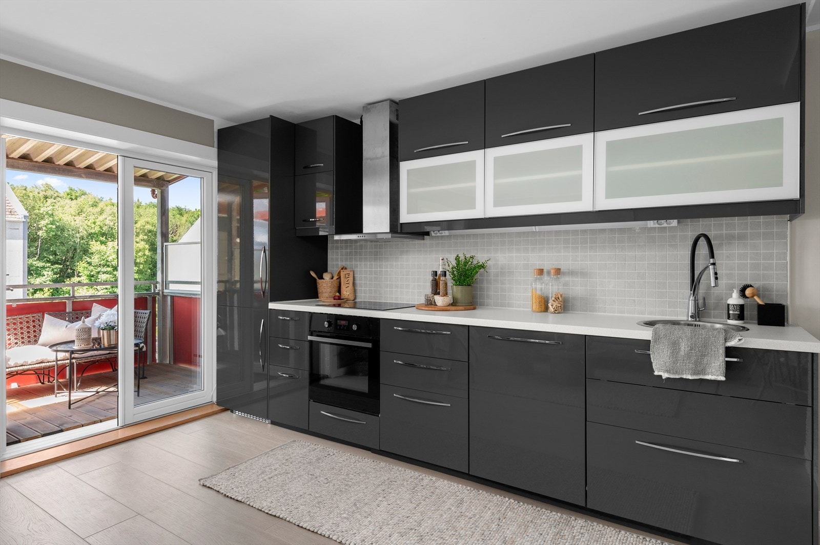 Det er rikelig med lysinnslipp fra verandadøren. Galleribilde