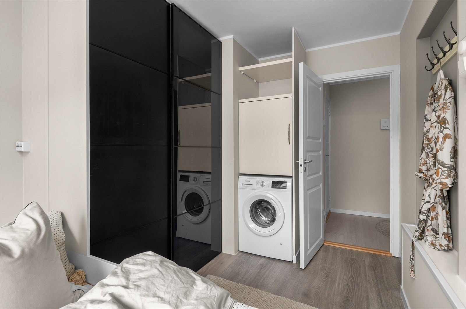 Det er plass til stor seng, og blitt etablert opplegg for vaskemaskin. Galleribilde