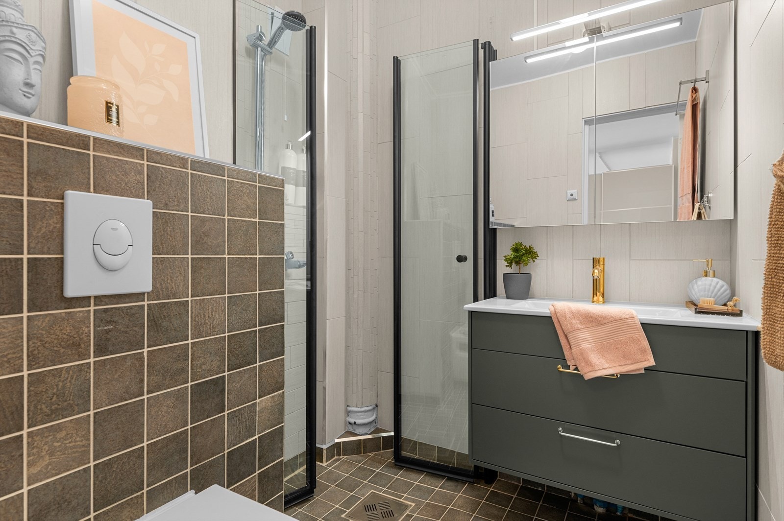 Delikat baderom oppgradert i 2018 med innredning fra 2023. Her får du servant, servantskap, veggmontert WC og åpen dusj. Galleribilde