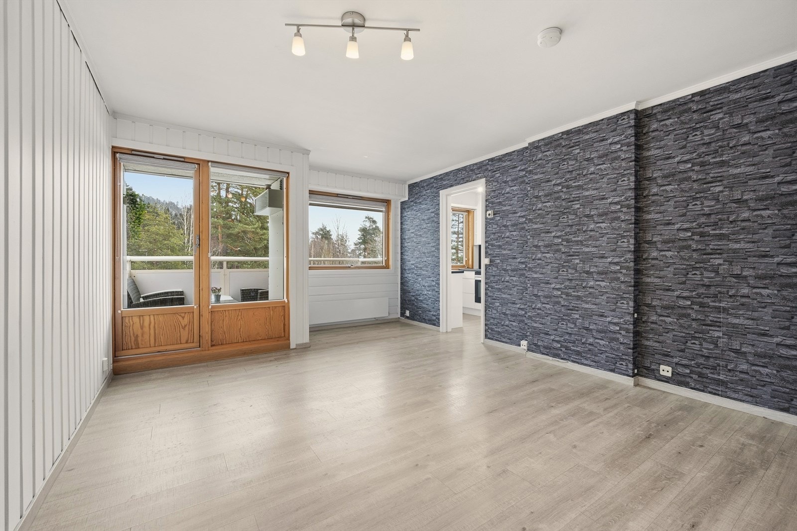 Her kan man fint møblere med både spisegruppe og sofadel Galleribilde