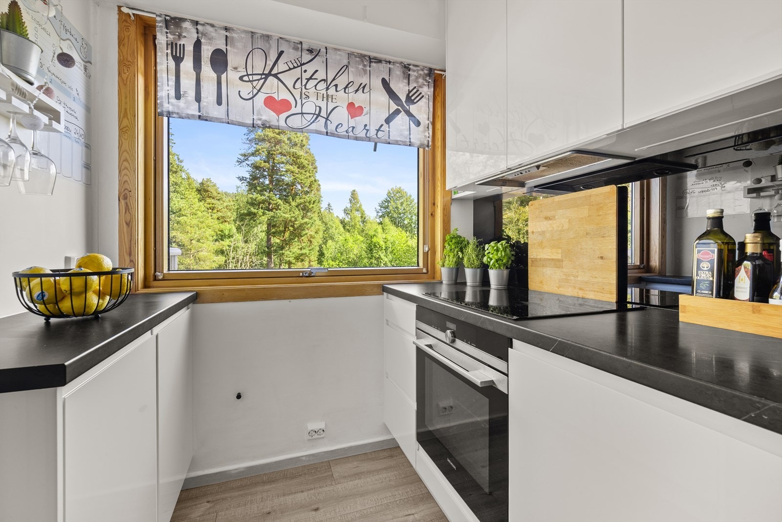 Kjøkkenet har også integrerte hvitevarer som medfølger salget Galleribilde