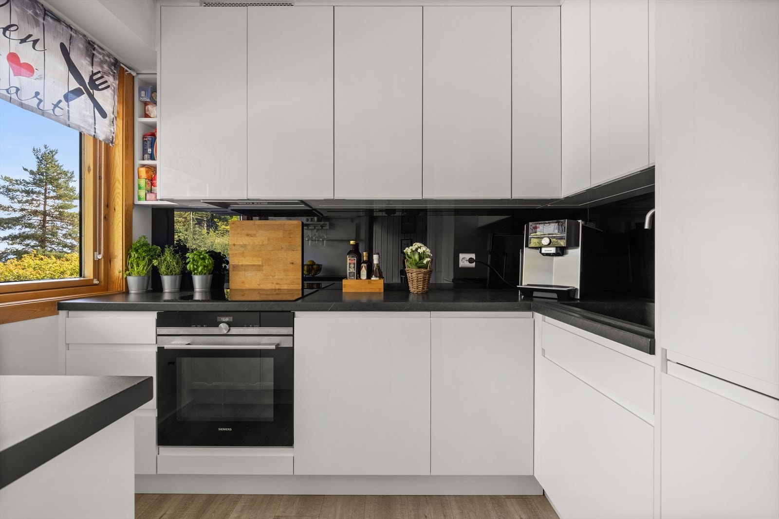 Kjøkkenet har godt med skap- og skuffeplass, samt romslig benkeplate Galleribilde