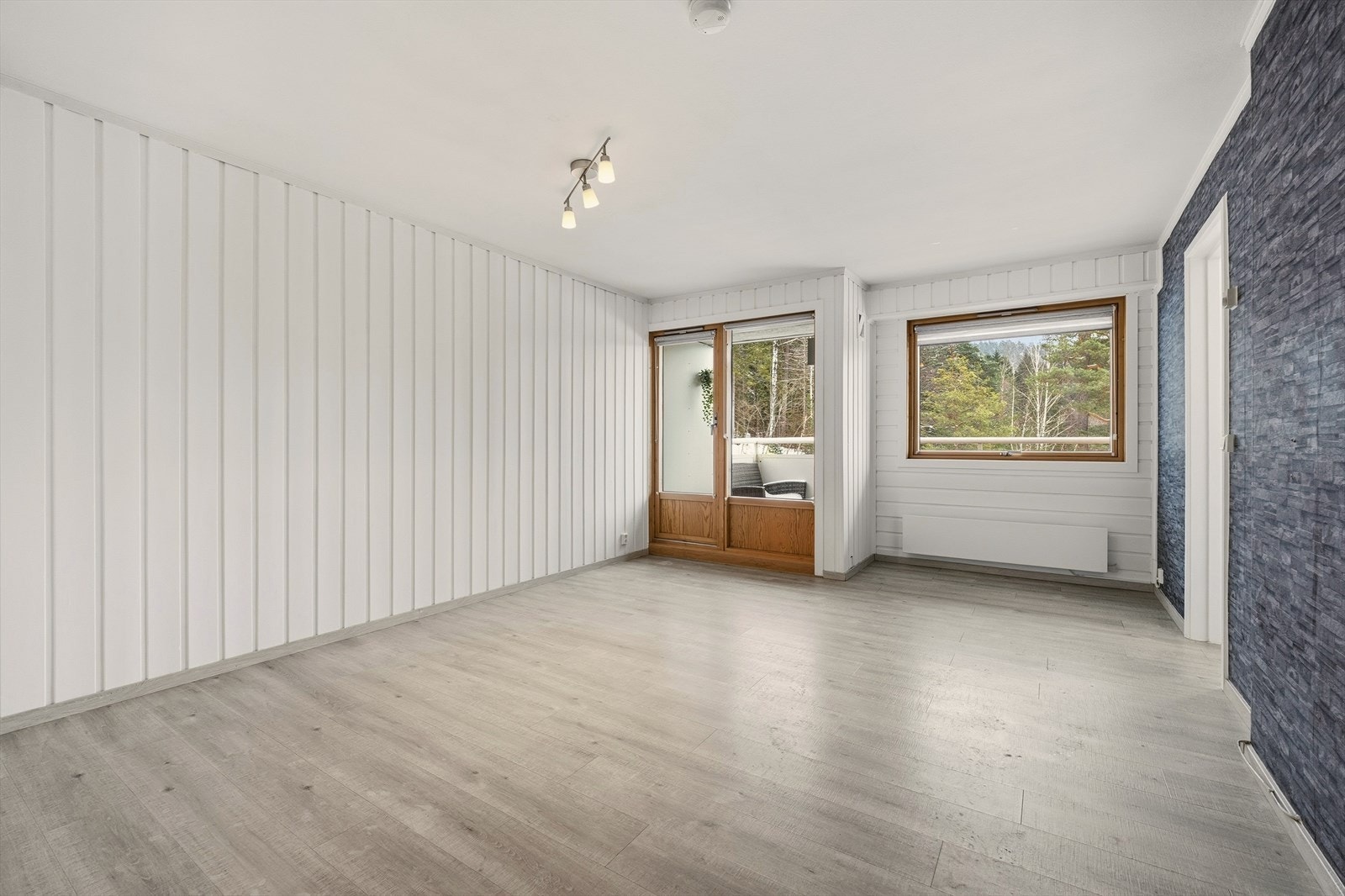 Stuen har god plass for ulik møblering Galleribilde