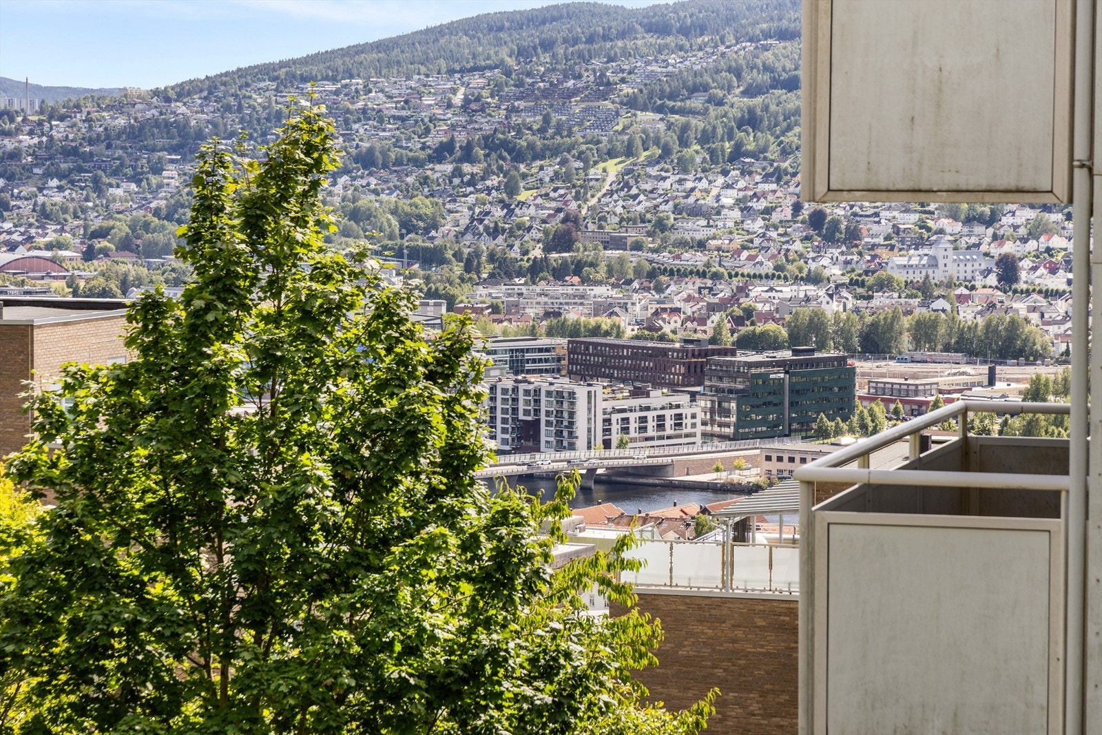 Balkongen har nydelig utsikt mot byen Galleribilde