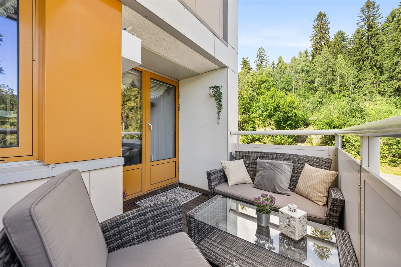 Balkongen ligger fint til, med morgen- og formiddagssol Galleribilde