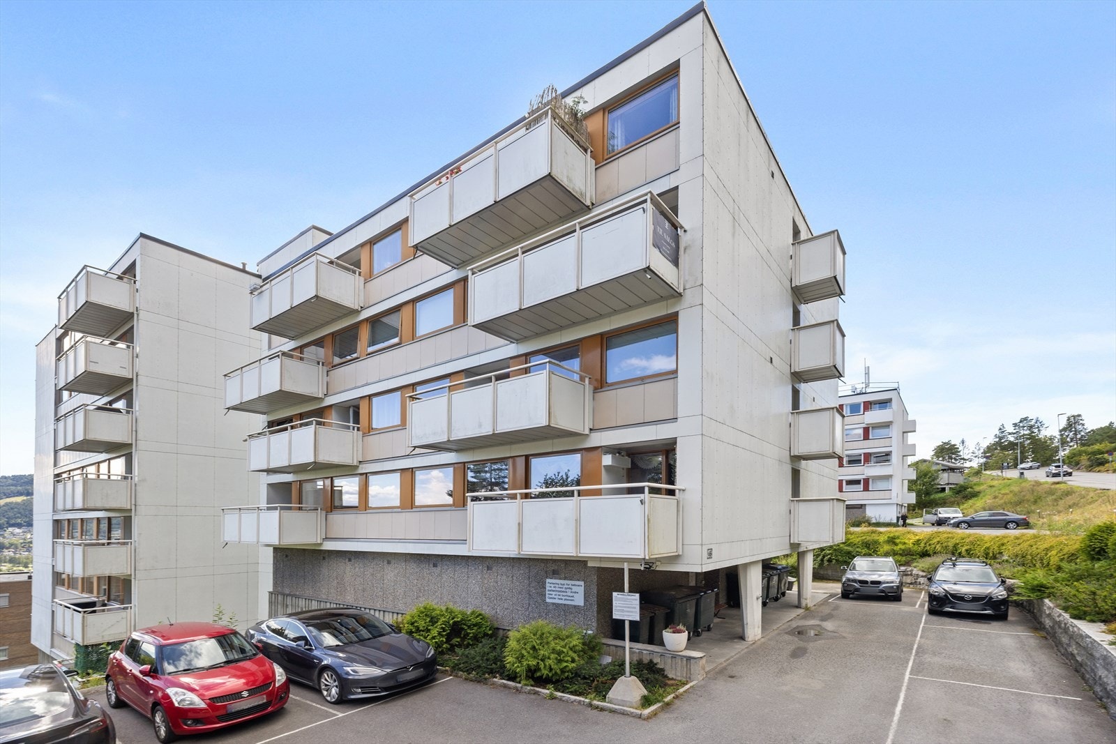 Leilighetene har parkeringsplass med første mann til mølla-prinsippet, samt finnes det flere parkeringsplasser lengre opp Galleribilde