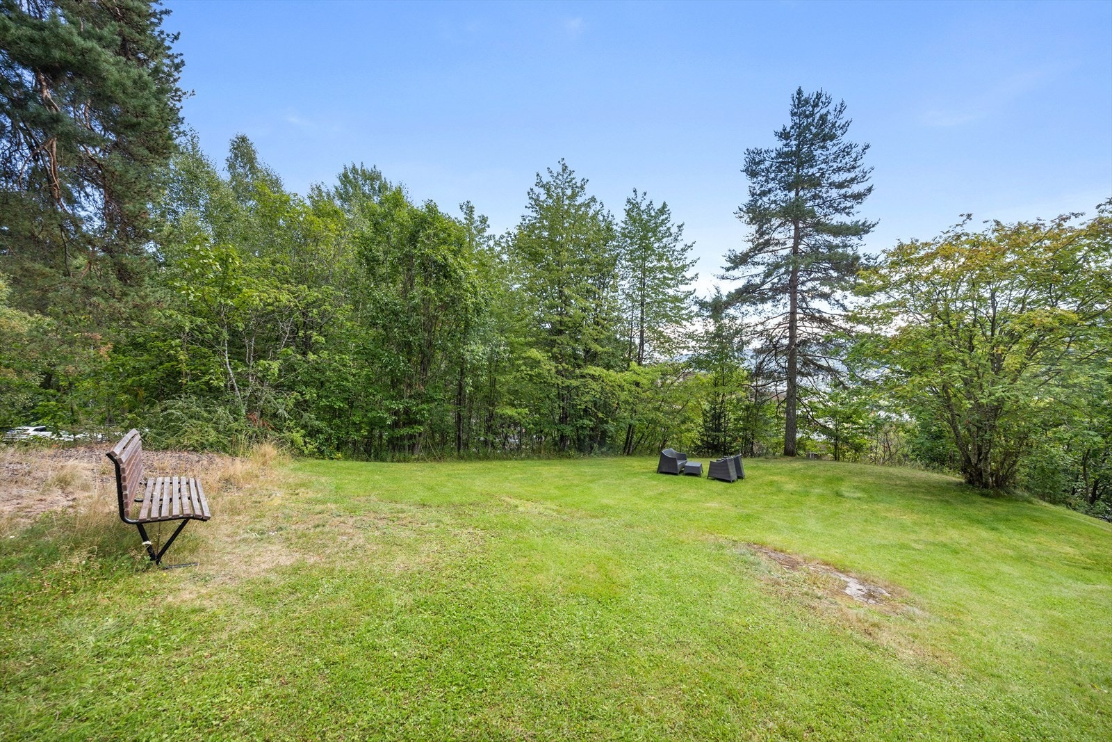 Fellesområdene er grønne og fine, og her bor du med umiddelbar nærhet til skogen Galleribilde