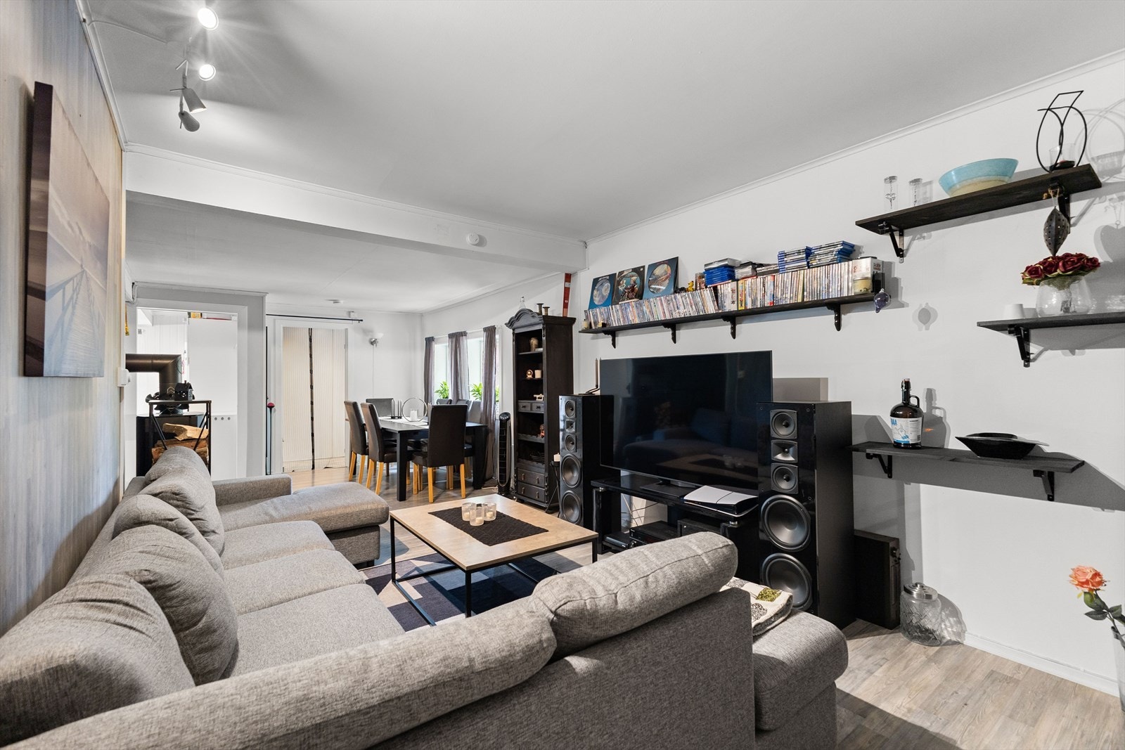 Man har god plass til både sofa, TV-seksjon og spisebord. Galleribilde