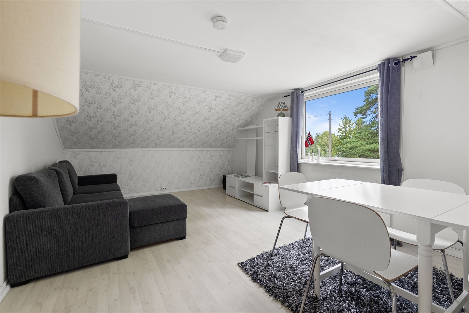 Stuen som er av god størrelse med plass til både sofa, TV-seksjon og spisebord. Galleribilde