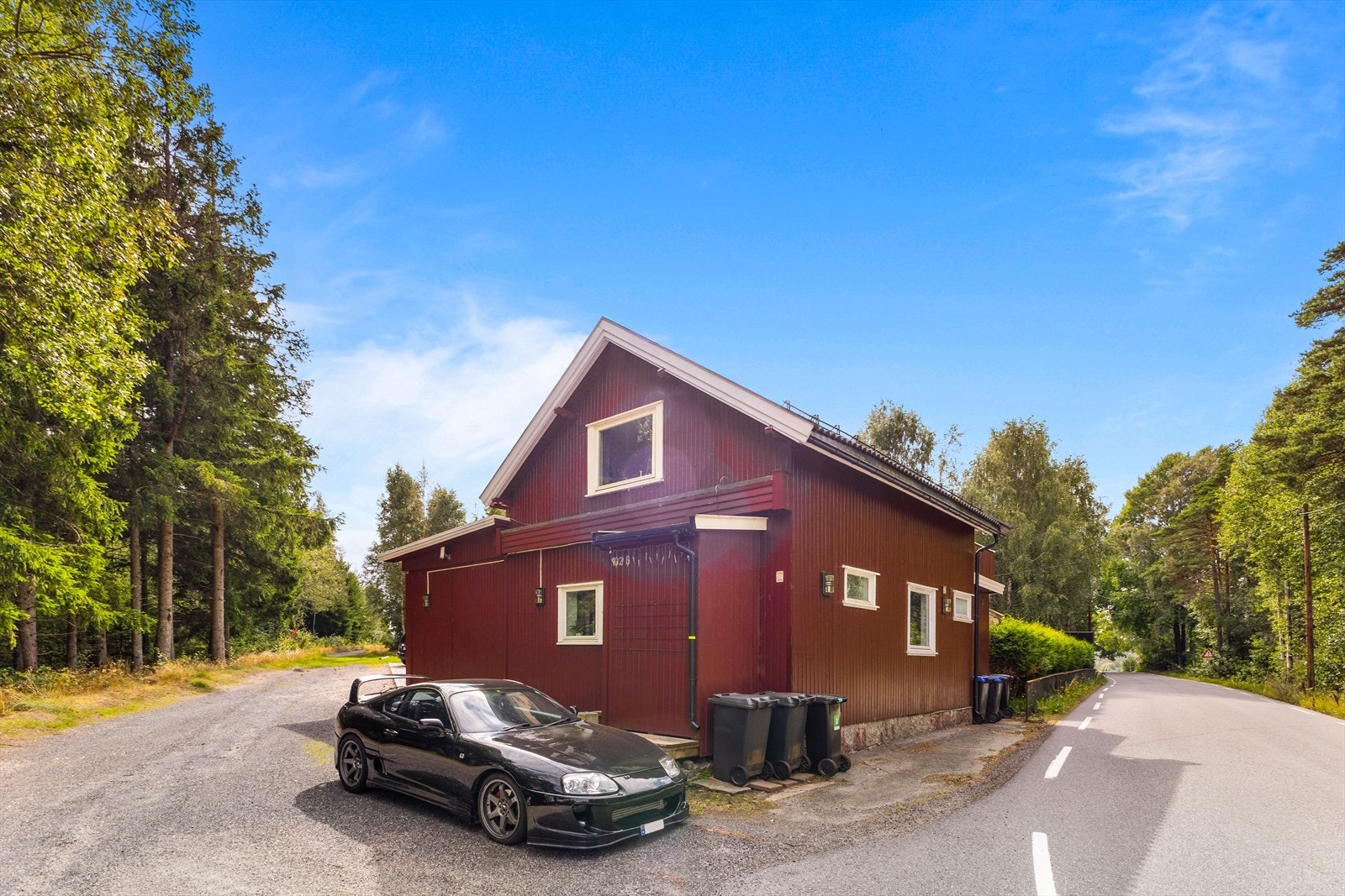 Denne boligen strekker seg over 2 plan pluss kjeller og har et samlet internt bruksareal på 103m². Galleribilde