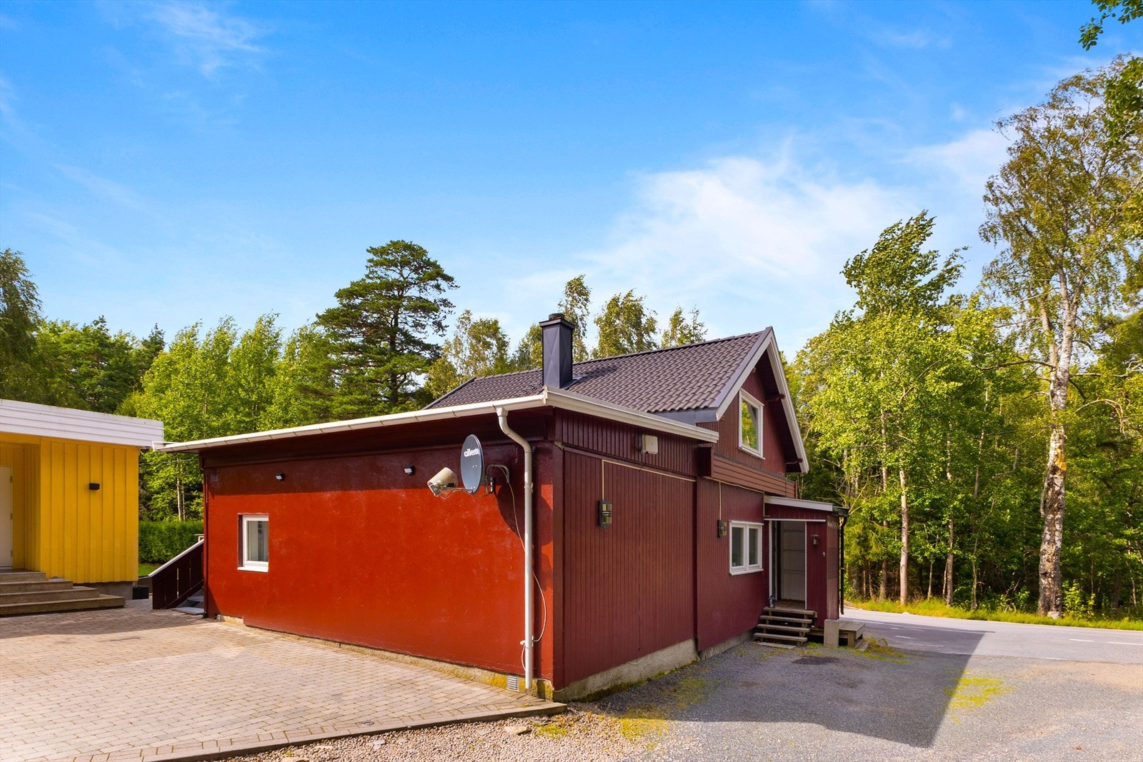 Pent opparbeidet tomt med gruset gårdsplass. Hagen er opparbeidet med plen og diverse beplanting. Tomten er felles for Skogstrandveien 102 A og B. Galleribilde