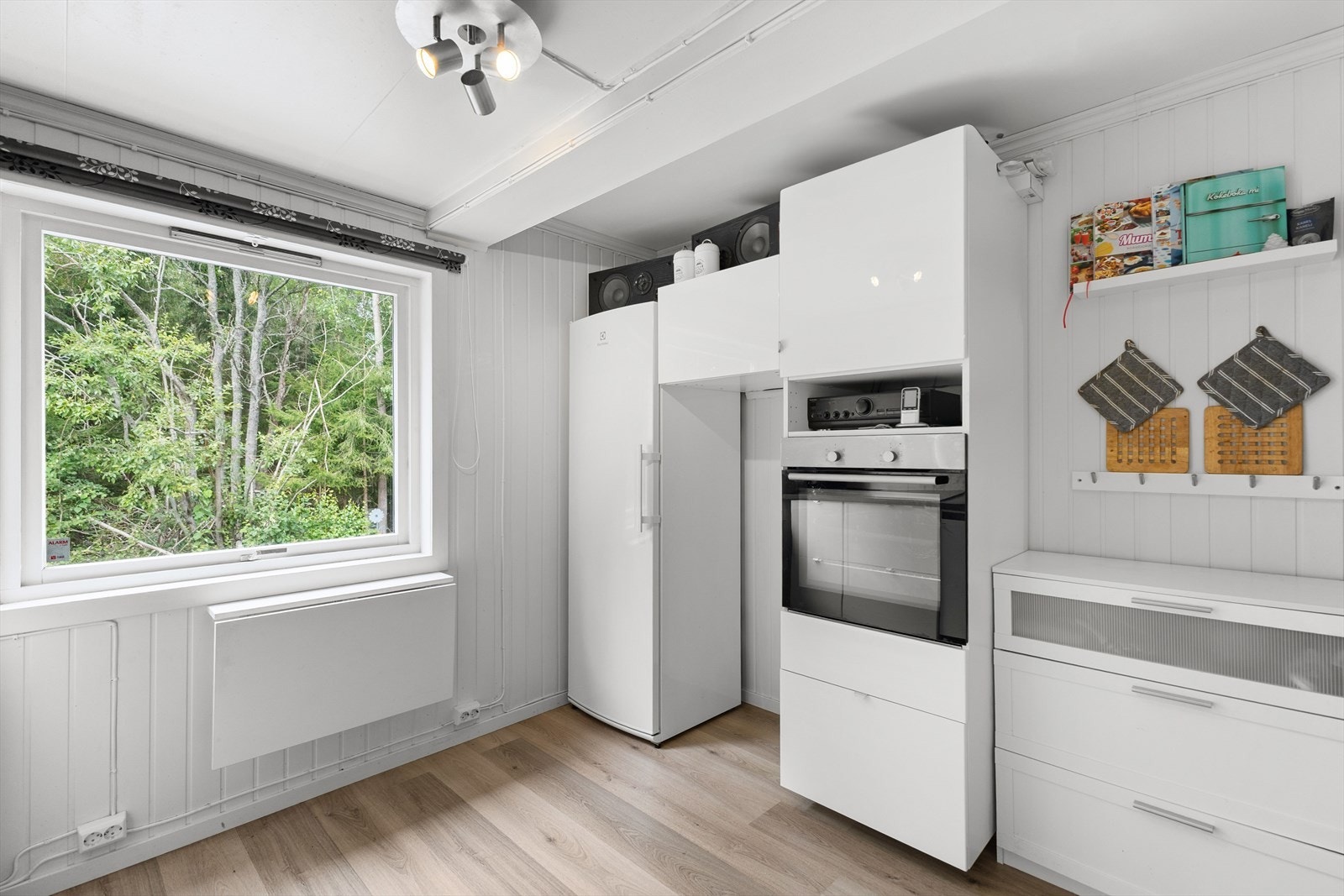 Det er godt med både skap- og benkeplass, som gir gode arbeidsforhold og oppbevaringsmuligheter. Galleribilde