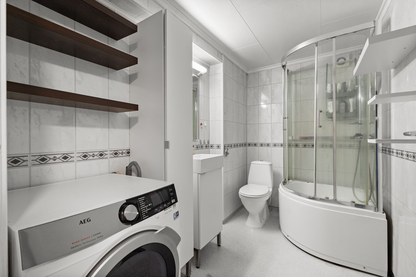 Badet har baderomsplater på veggene og malt himling. Gulvet er flislagt med keramiske fliser og har behagelig gulvvarme. Galleribilde