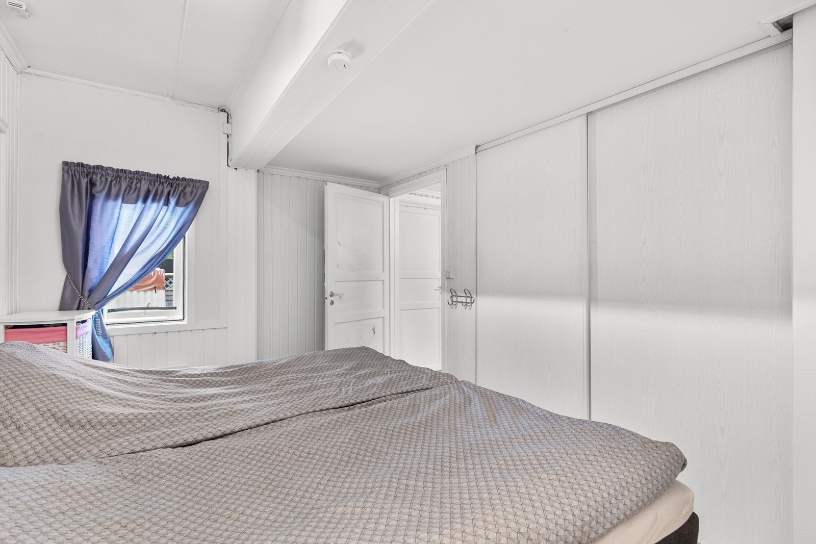 Her er det også en praktisk garderobeløsning som sørger for godt med oppbevaringsplass. Galleribilde