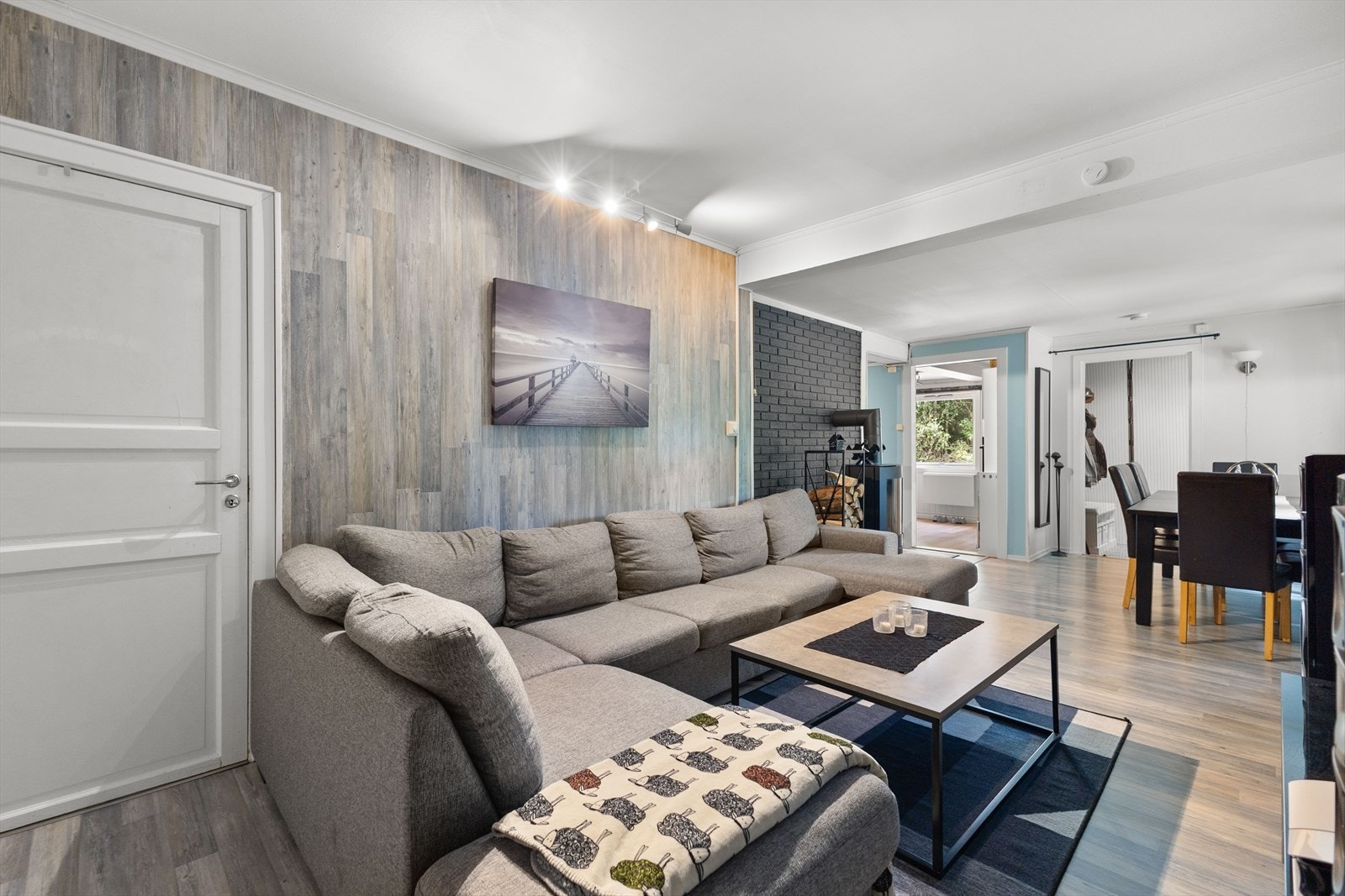 Stuen er av god størrelse og kan innredes etter eget ønske. Galleribilde