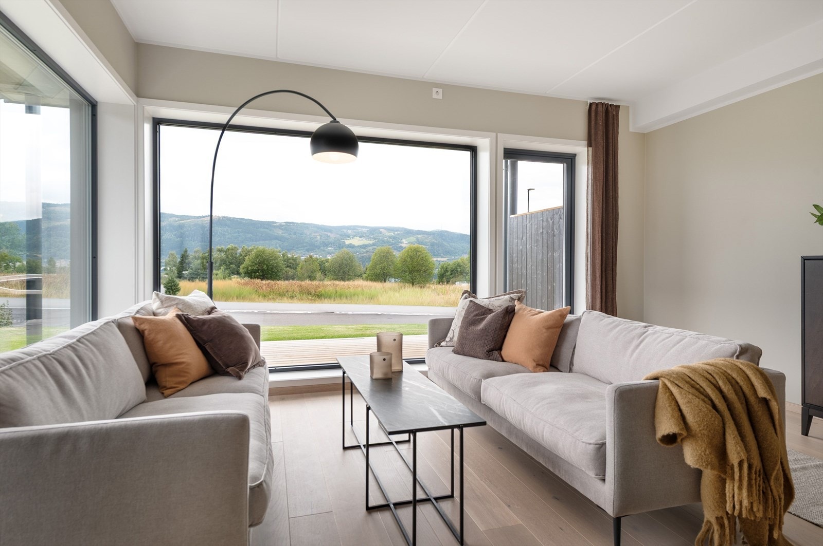 Store vindusflater som gir godt med lys inn i rommet. Galleribilde