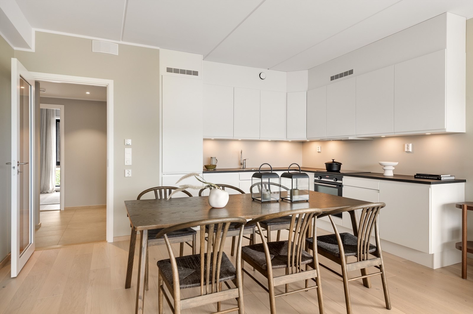 Fin plass til spisestue i tilknytning til kjøkken. Galleribilde