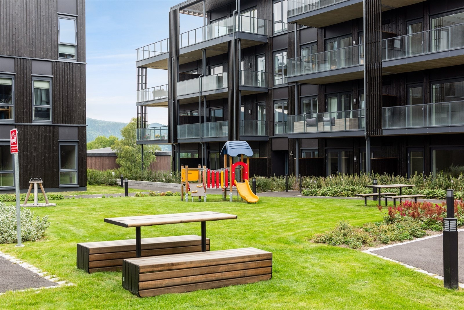 Her har du flere sittegrupper og lekeapparater for de minste. Alt tilrettelagt for et godt naboskap. Galleribilde