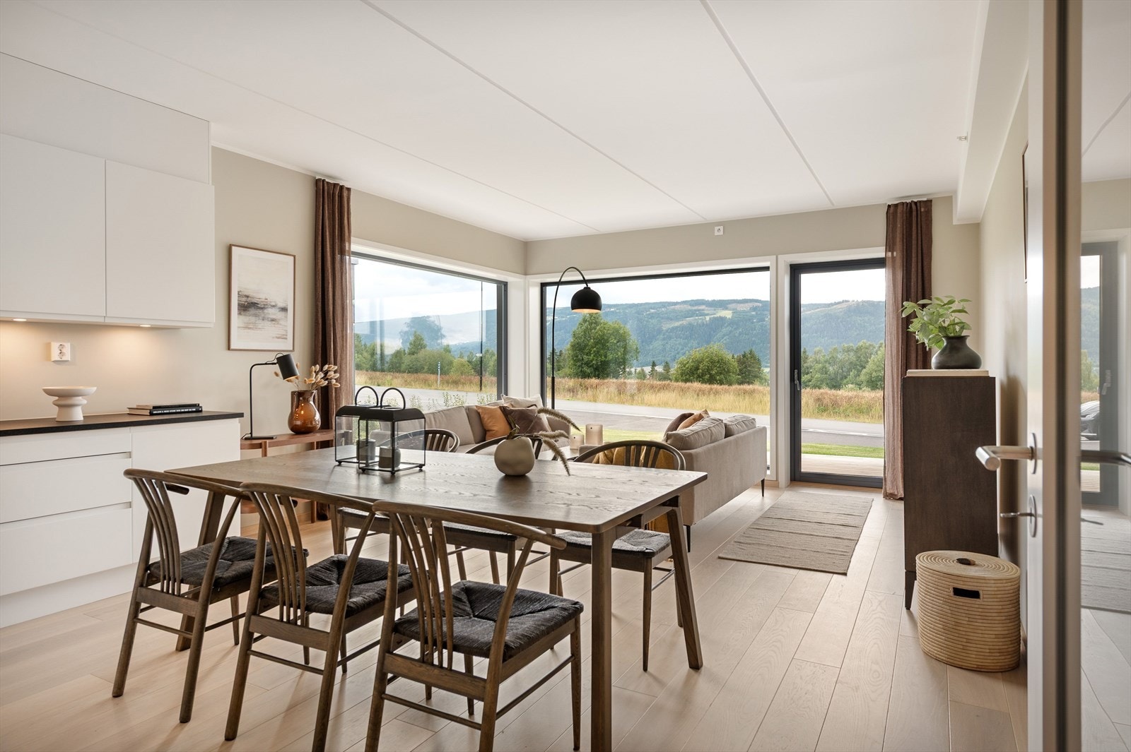 Gulvene har eikeparkett og veggene er malt i en delikat farge. Galleribilde