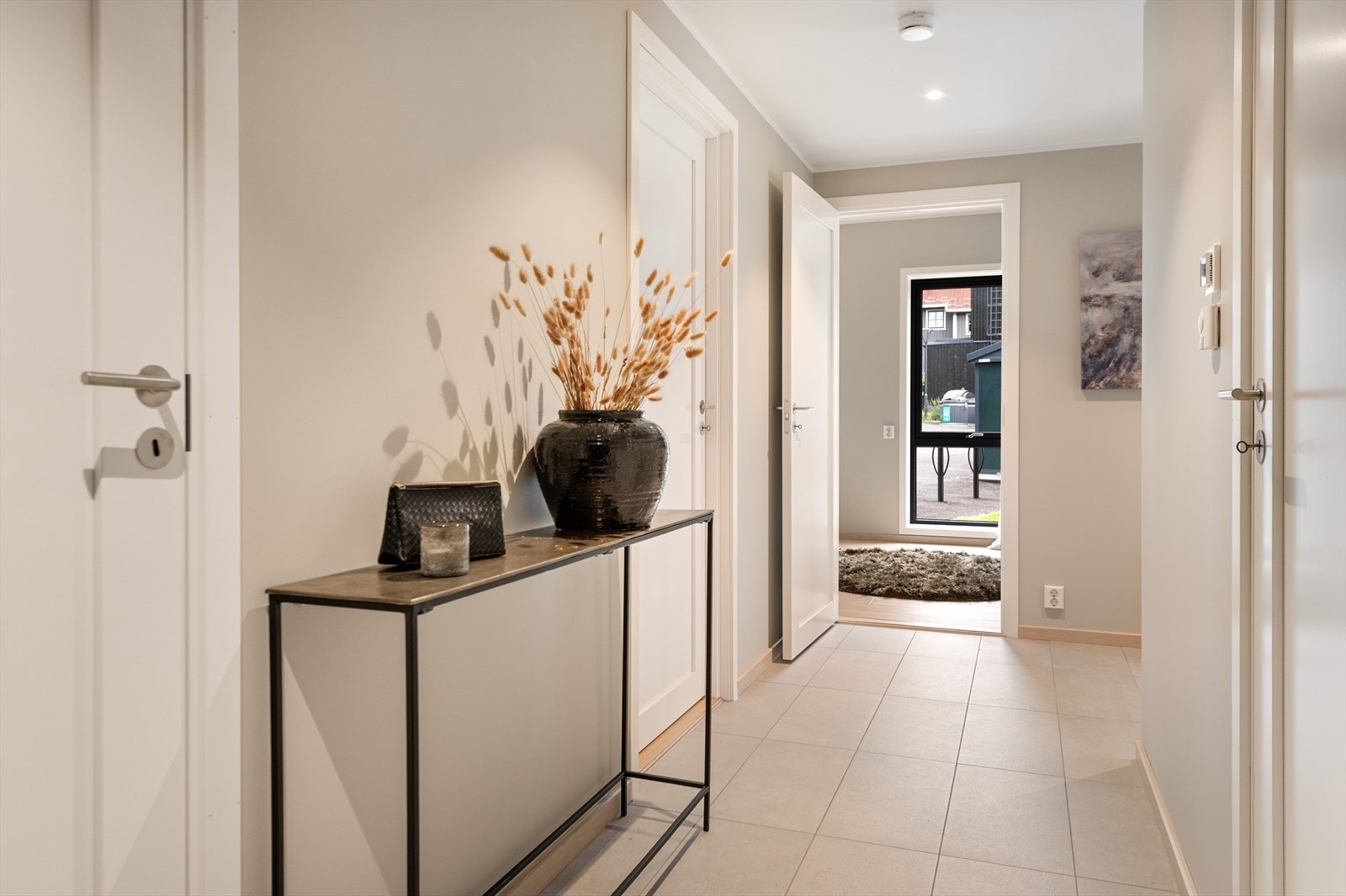 Gangen har fliser på gulv. Galleribilde