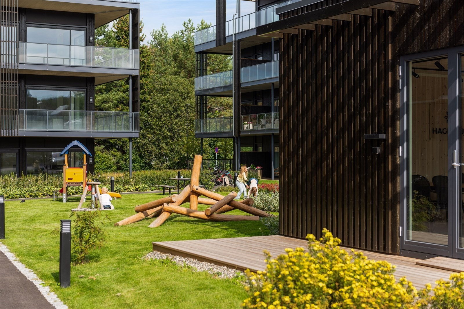 Flotte uteområder som er tilrettelagt for sosiale samlinger og lek Galleribilde