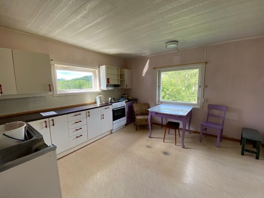 Kjøkken. Vindu må skiftes og følger med i salget. Galleribilde