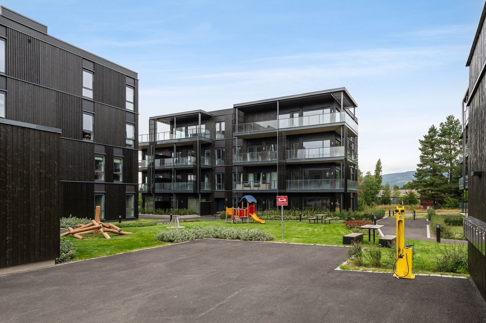 Her har du flere sittegrupper og lekeapparater for de minste. Alt tilrettelagt for et godt naboskap. Galleribilde