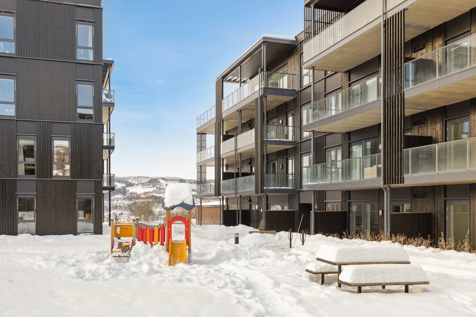 Lekeplass med sittegruppe gjør det fint for store og små. Galleribilde