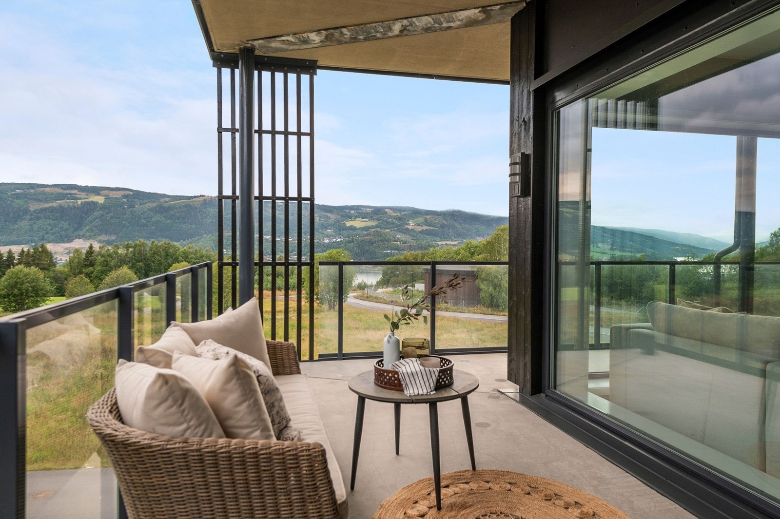 Takoverbygget balkong med fin utsikt. Galleribilde