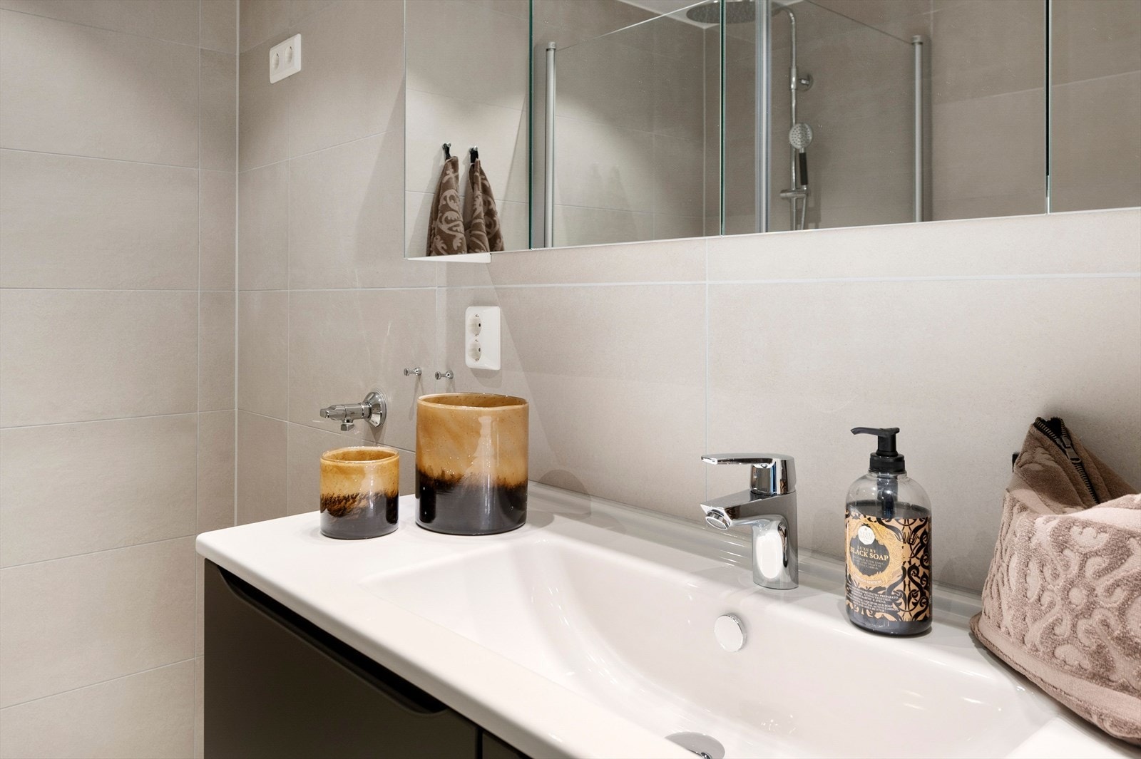 Opplegg til vaskemaksin på begge bad. Galleribilde