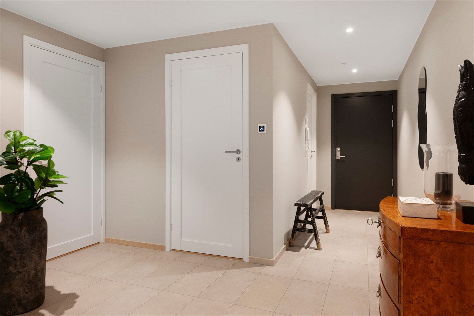 Adkomst til alle rom fra gangen. Galleribilde