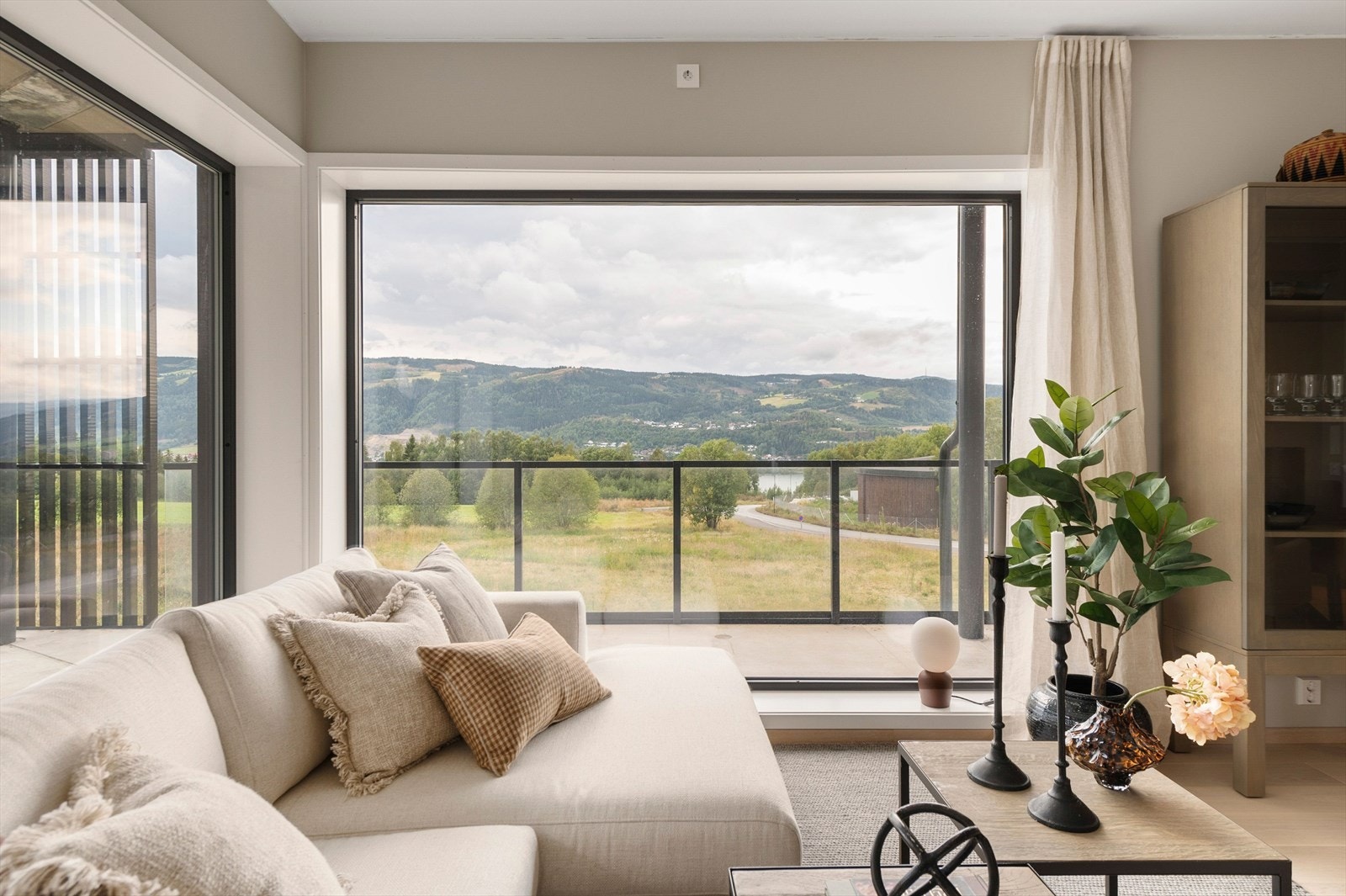 Fra stuen har du nydelig utsikt vestover. Galleribilde