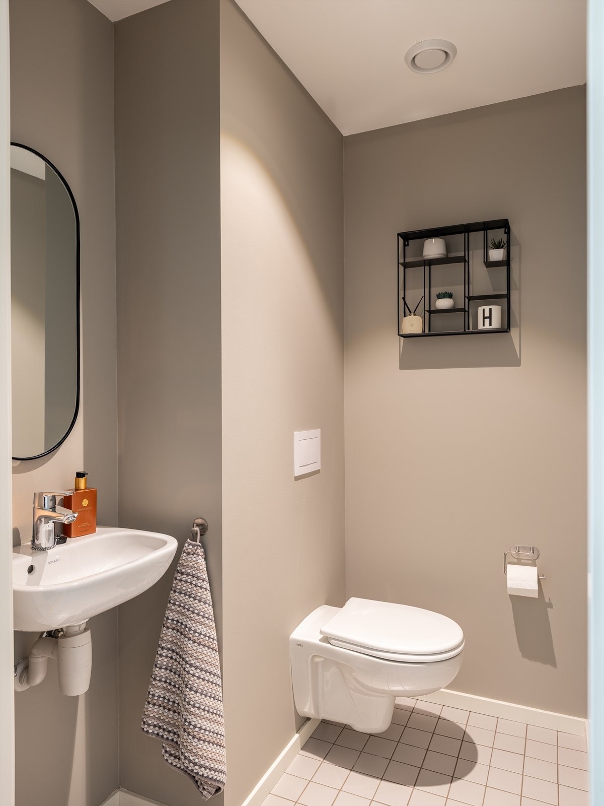 I tillegg til fullverdig baderom byr leiligheten også på WC-rom. Rommet er oppmalt i fargen Kalkgrå. Galleribilde