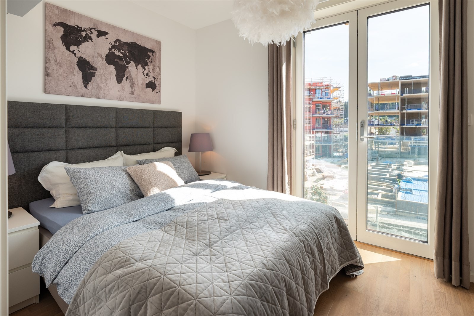 Det andre soverommet er på romslige 9m². Også her med plass til dobbeltseng med tilhørende møblement. Soverommet innehar fransk balkong. Galleribilde