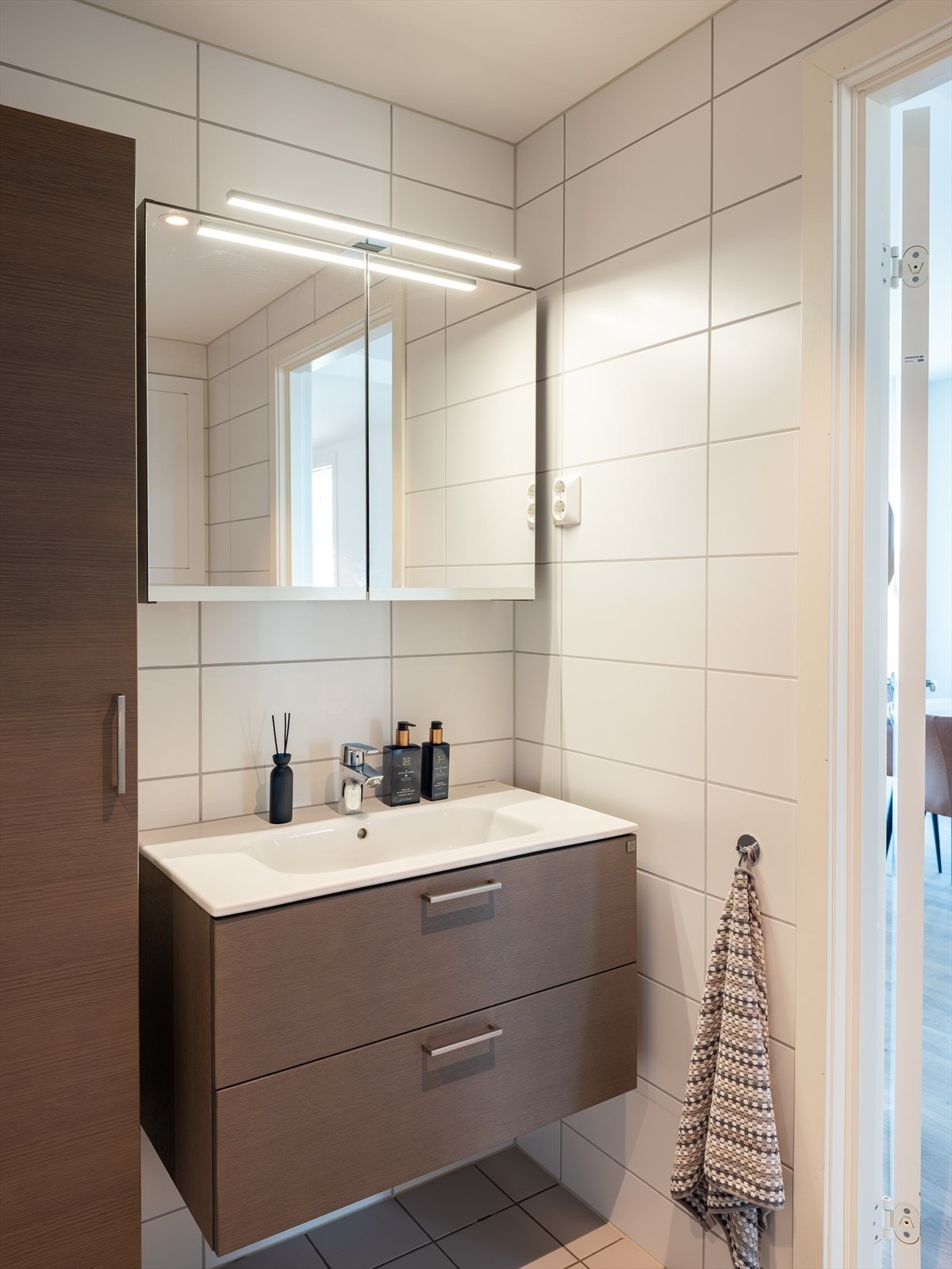 Det er svært god plass til oppbevaring med både høyskap og praktiske skuffer i vegghengt baderomsinnredning. Videre er det oppbevaring bak speildører. Galleribilde