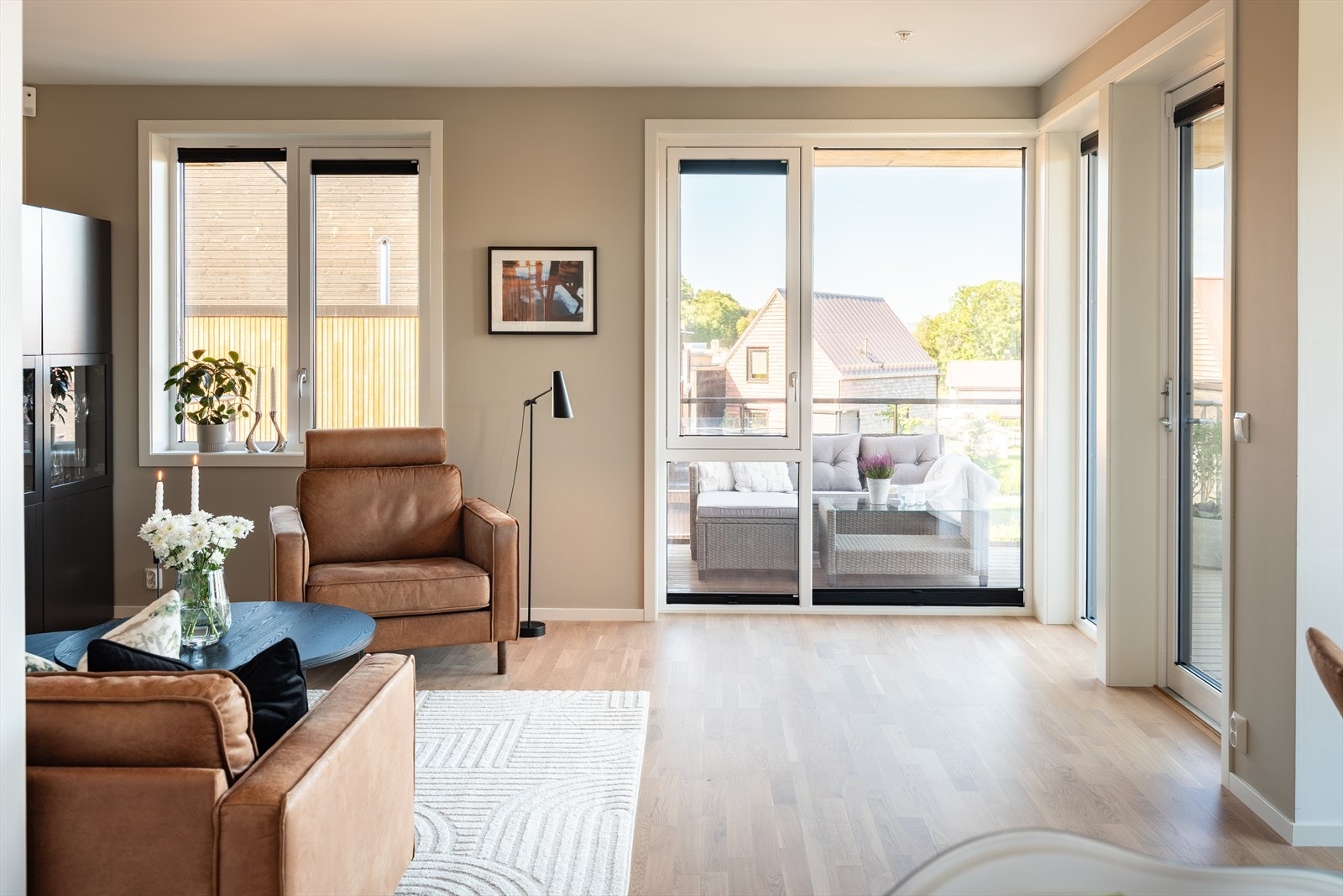 Den åpne stue- og kjøkkenløsningen er på 32,5m² og oppleves svært romslig. Galleribilde