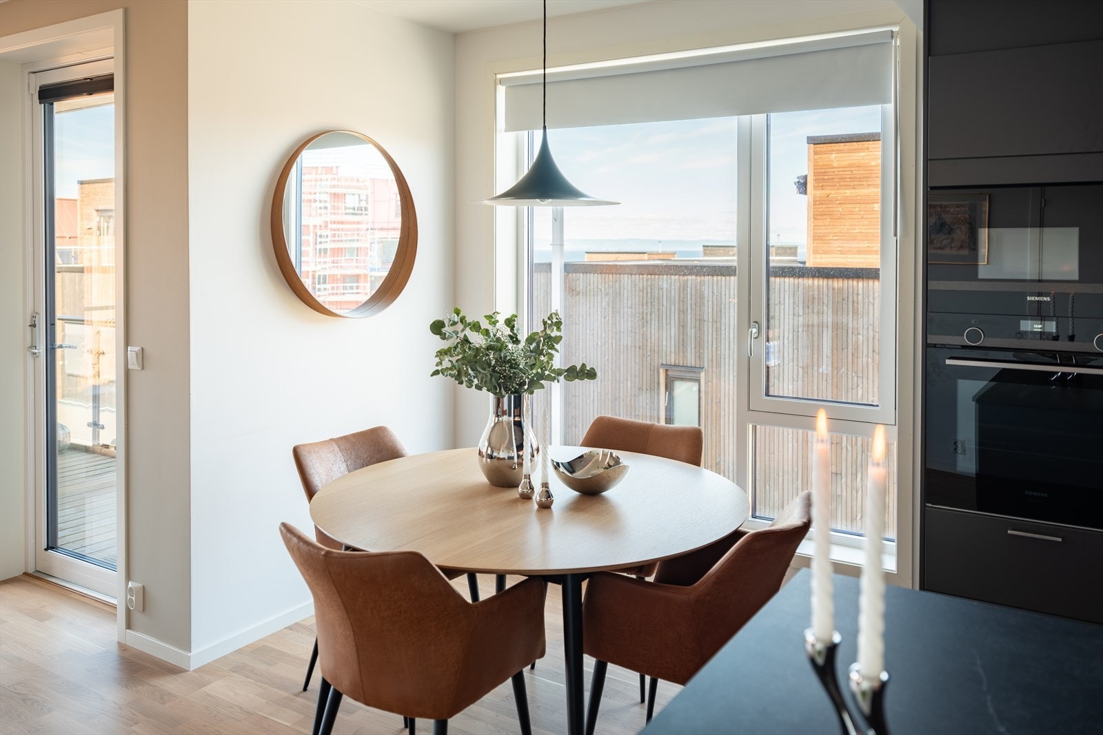 Det ble gjort tilvalg med solskjerming på samtlige vinduer på stuerom. Galleribilde