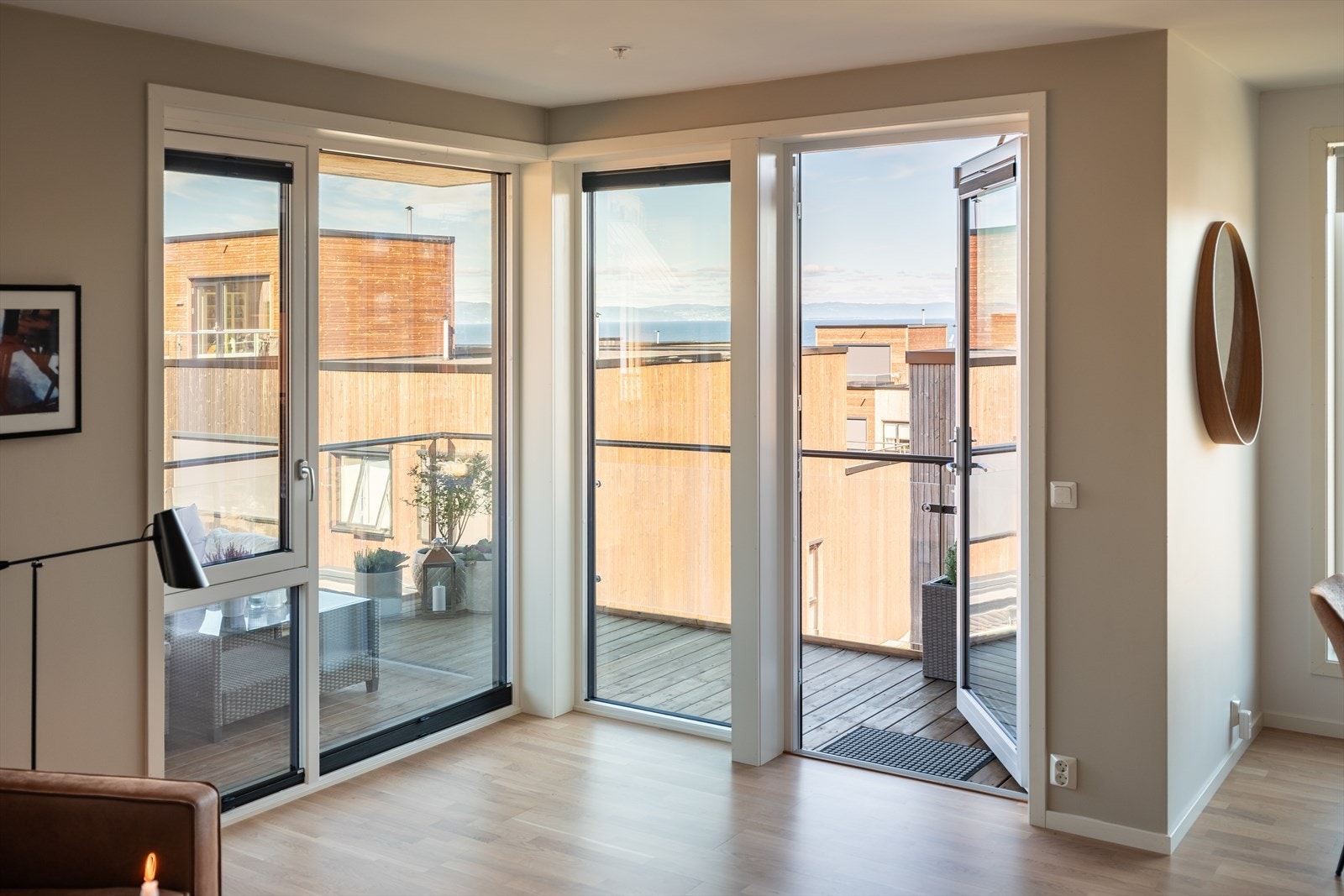 Leiligheten varmes opp gjennom vannbåren gulvvarme, noe som er inkludert i de månedlige felleskostnadene. Det er lave felleskostnader på 4 187,- hvor også kommunale avgifter, vask av fellesareal, internett og tv (T-We), byggforsikring mm. er inkludert. Galleribilde