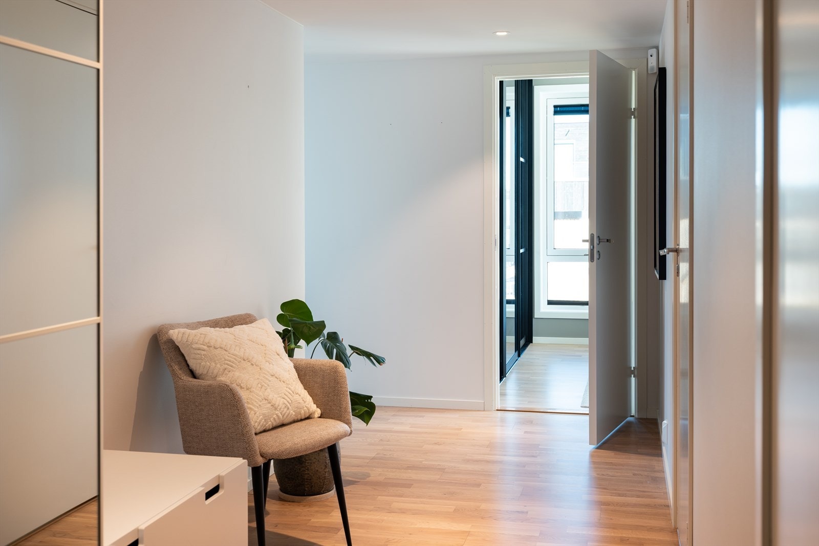 Når man kommer inn i boligen trer man inn i en romslig gang som strekker seg over 12,5m². Tilknyttet gangen ligger begge soverommene, samt WC og innvendig bod. Galleribilde