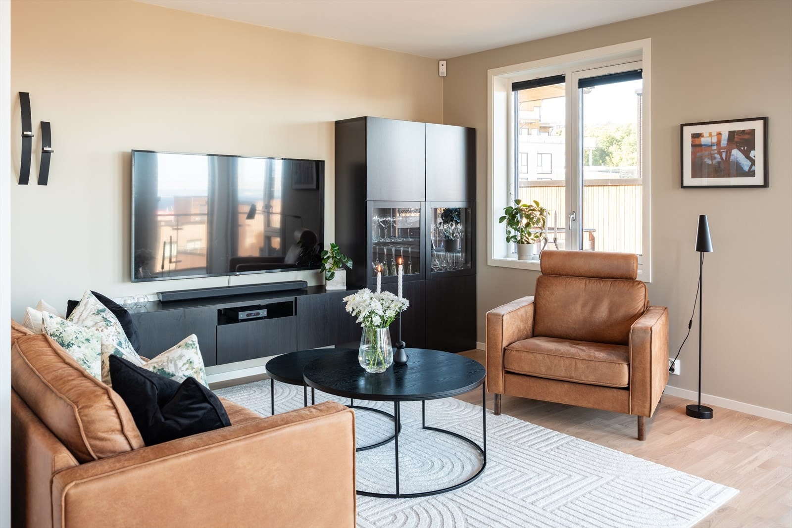 Leiligheten er oppmalt i tidsriktige og delikate farger med fargen Soothing Beige på vegg. Galleribilde