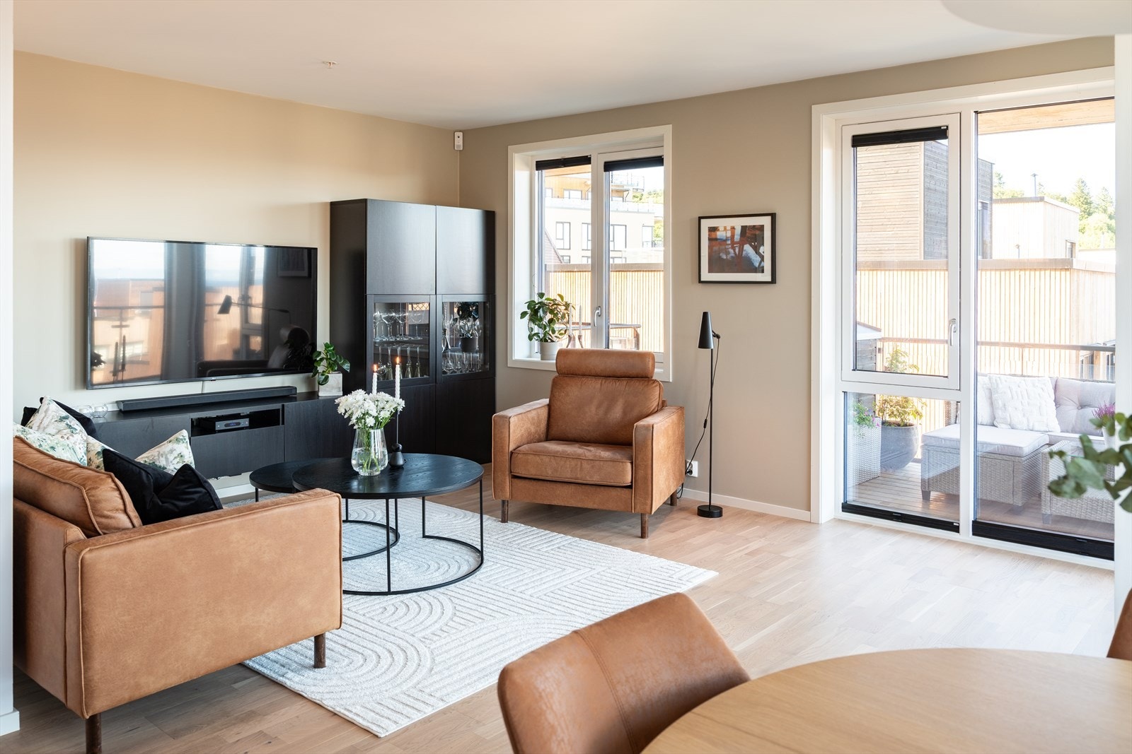 Planløsningen sørger for en naturlig sonedeling mellom spise- og tv-stue. Galleribilde